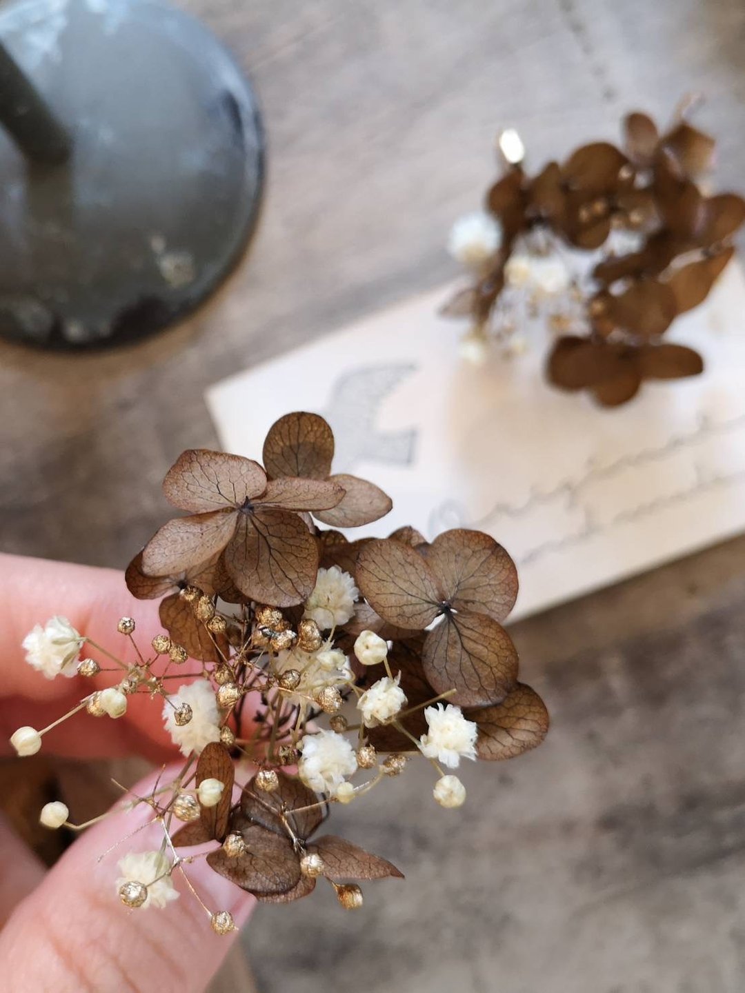 Bouquet earrings / earrings with espresso motifs of hydrangea and Clip-On - 耳环/耳夹 - 植物．花 咖啡色
