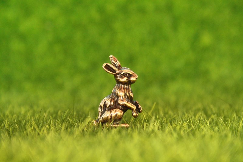 tiny Hare, rabbit - miniature statuette of bronze, metal figurine - 摆饰 - 铜/黄铜 