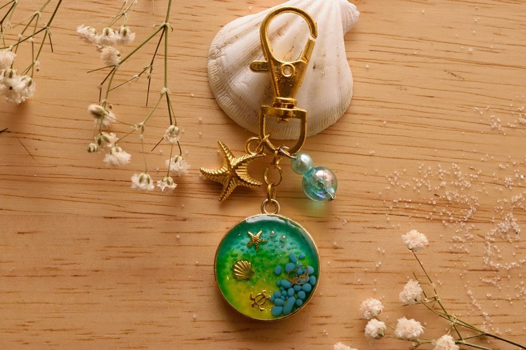 Beauty & Adorable Green Key Chain in Sea Ocean View - 钥匙链/钥匙包 - 树脂 绿色