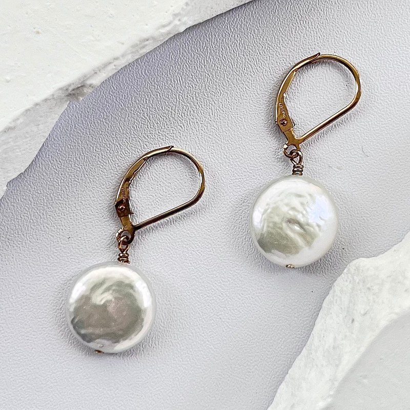 天然巴洛克银币形状珍珠耳环 14KGF - 耳环/耳夹 - 珍珠 白色
