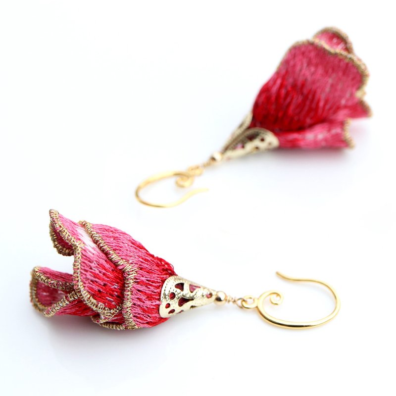 桃花开 华丽的裙摆摇摇  刺绣耳环 - 耳环/耳夹 - 绣线 红色