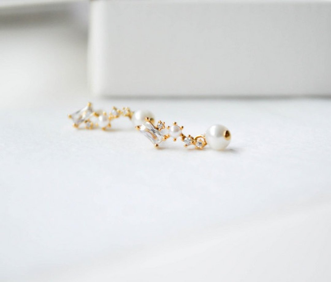 Earrings / Cubic Pearl Constellation Pierce (silver925) / 簡單 Mimi环 ornament cute Chintama star - 耳环/耳夹 - 宝石 金色