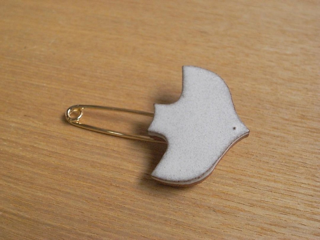 Handmade pottery bird brooch pin - 胸针 - 陶 白色