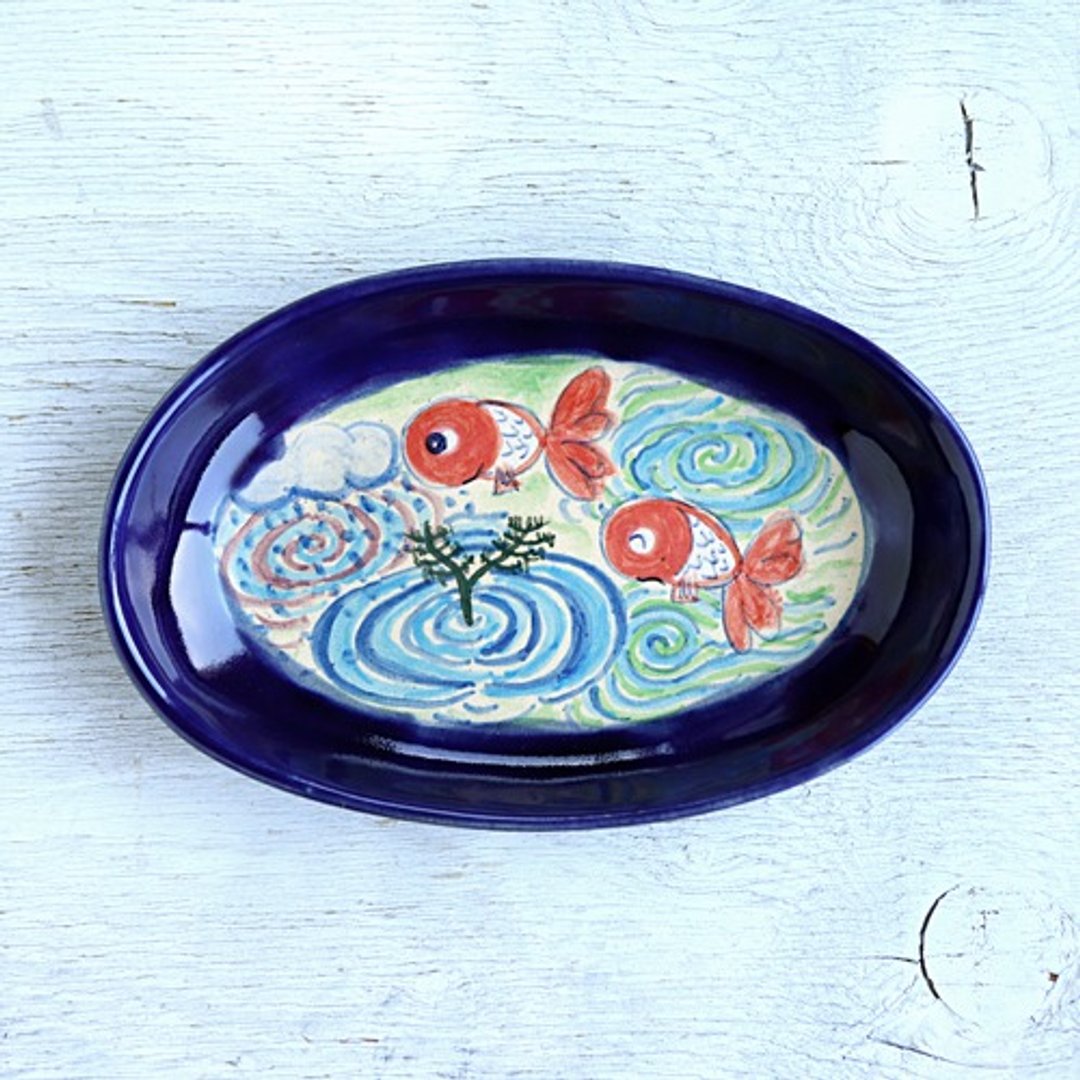 A fun goldfish painting oval plate (Ruri) - 浅碟/小碟子 - 陶 
