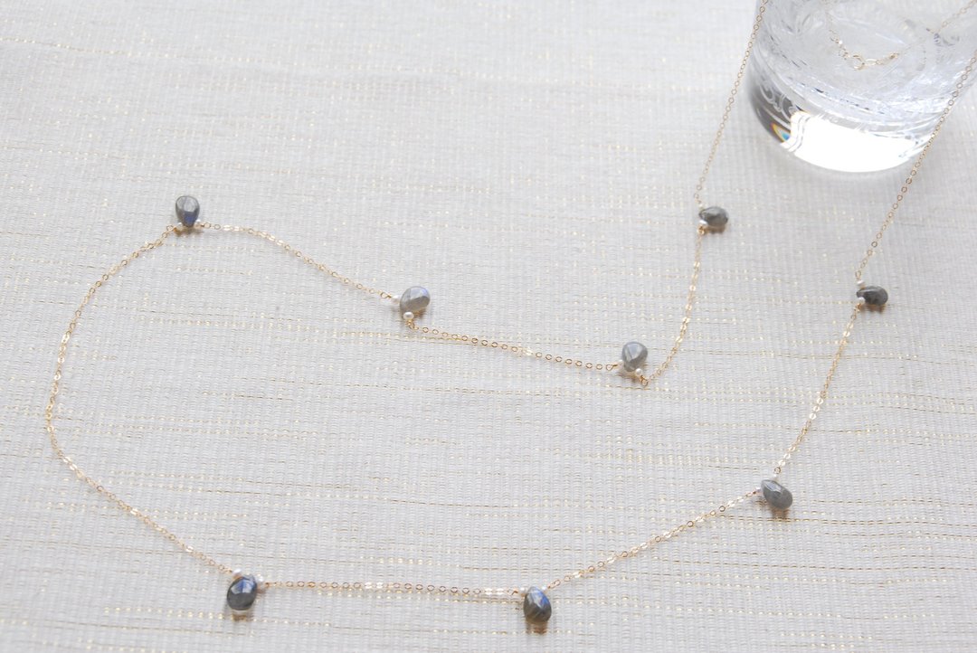 Gemstone quality labradorite and small pearl long necklace 14kgf - 长链 - 宝石 灰色