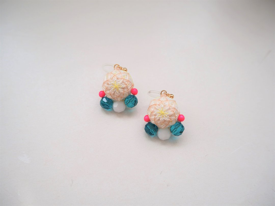 tachibanaya 莲花 日本手鞠球 饰品 耳环 日本传统工艺 手鞠球 刺绣 耳饰 - 耳环/耳夹 - 绣线 多色