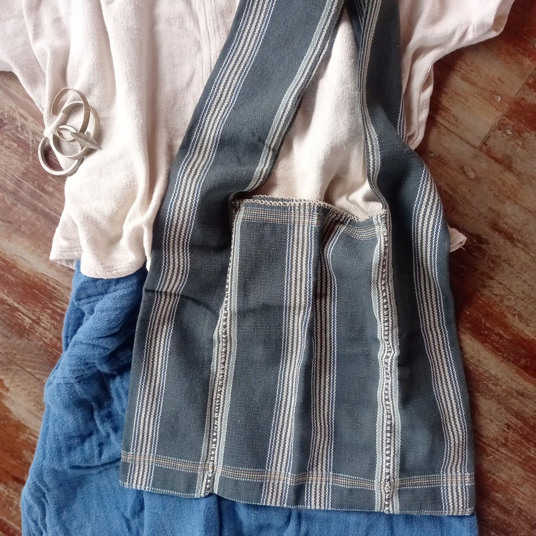 Karen hand-woven shoulder bag / indigo gray (white / indigo stripe) / plant dyed cotton, hand-sewn / one-of-a-kind one of a kind / tie / fair trade - 侧背包/斜挎包 - 棉．麻 灰色
