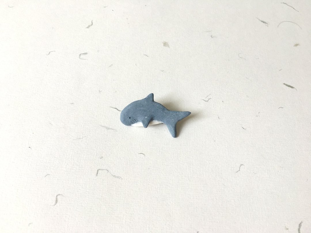 石下 / 蓝色 深蓝色 海军蓝 小鲨鱼 海洋生物 海豚  陶瓷扣针 胸针 别针 - 胸针 - 陶 蓝色