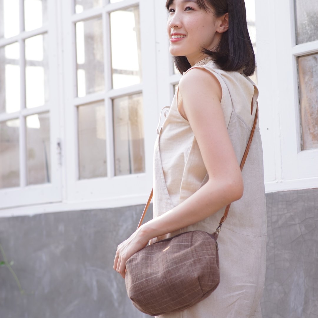 Cross Body Stone#19 size M Bags  Botanical Dyed Cotton. - 侧背包/斜挎包 - 棉 咖啡色