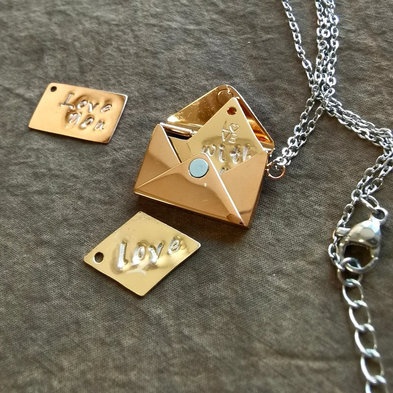 手工刻字 玫瑰金信封钛钢吊坠项链 锁骨链 创意情书 礼物项链 - 锁骨链 - 不锈钢 