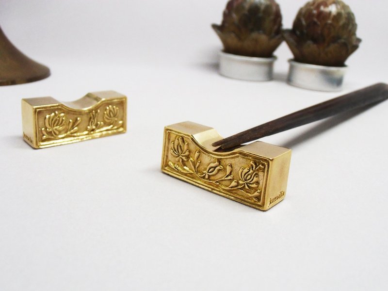 Hungarian embroidery motif Heavy brass chopstick rest reversible - 筷子/筷架 - 其他金属 金色