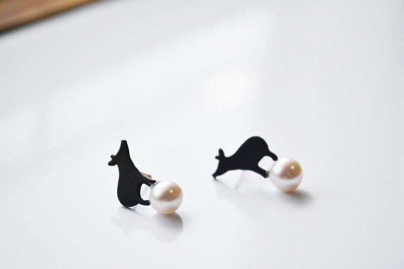 Pearl black on pig - 耳环/耳夹 - 其他金属 黑色