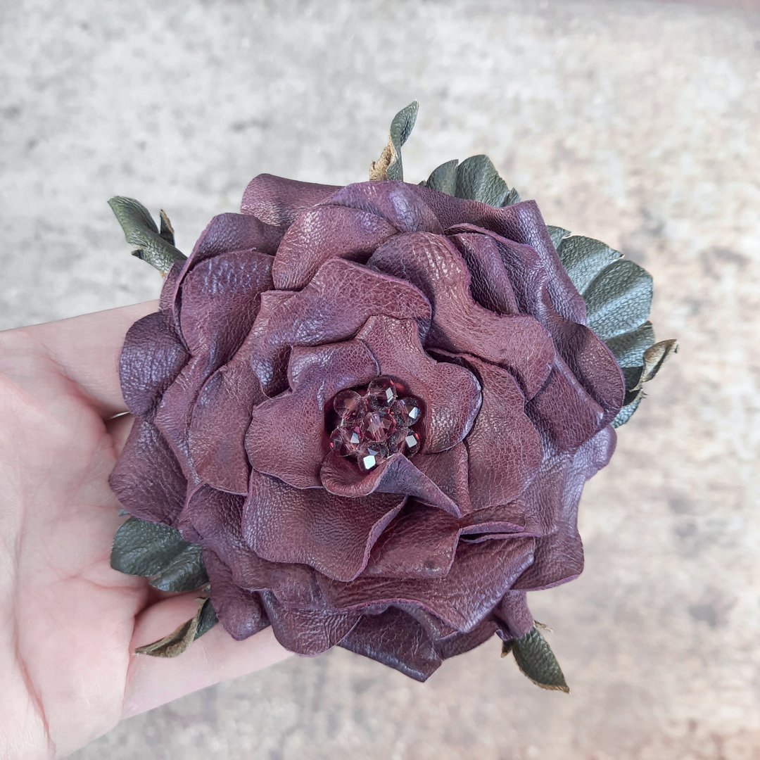 Muted violet Leather floral brooch. Purple flower brooch. Women's pretty jewelry - 胸针 - 真皮 紫色