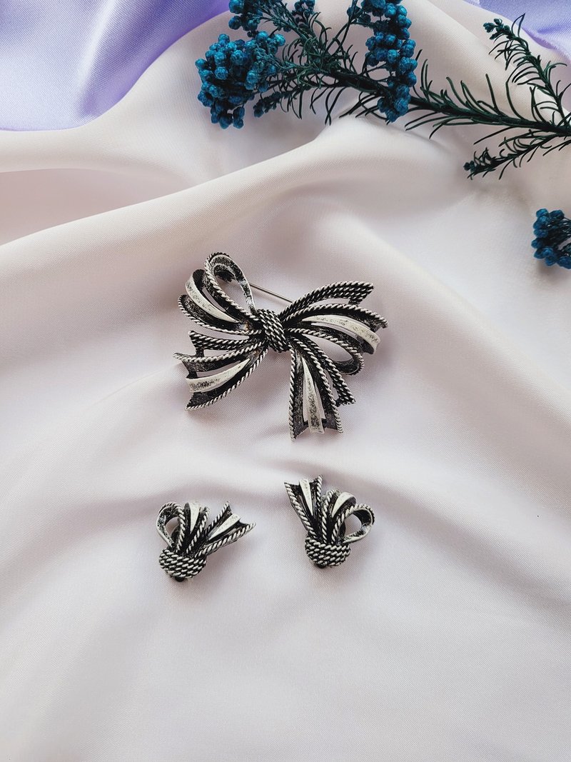 美国西洋古董饰品 / FLORENZA黑白灰珐琅蝴蝶结胸针/耳环/套组 - 耳环/耳夹 - 其他金属 