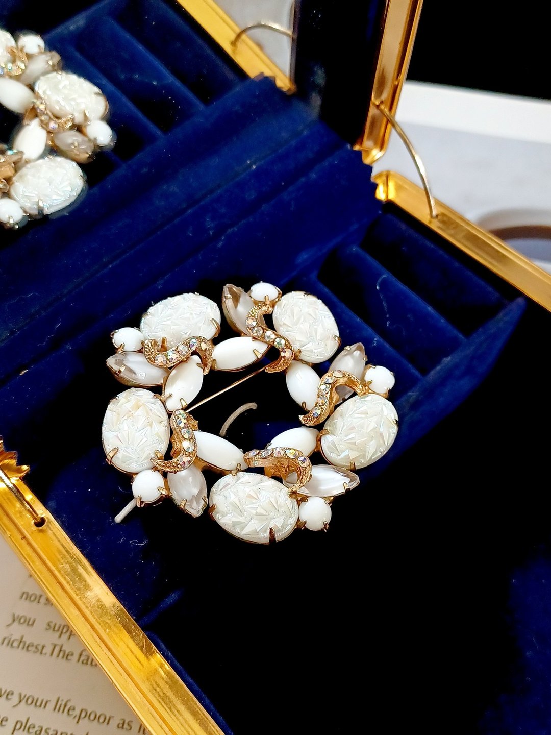 vintage jewelry 典雅牛奶玻璃五星花瓣 别针 胸针 - 胸针 - 其他金属 