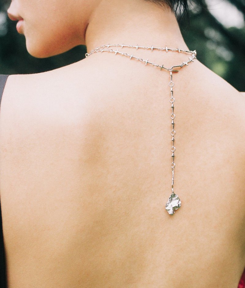 Growing Pain 系列 玫瑰叶荆棘颈链/项链 银钯金 - 项链 - 铜/黄铜 银色