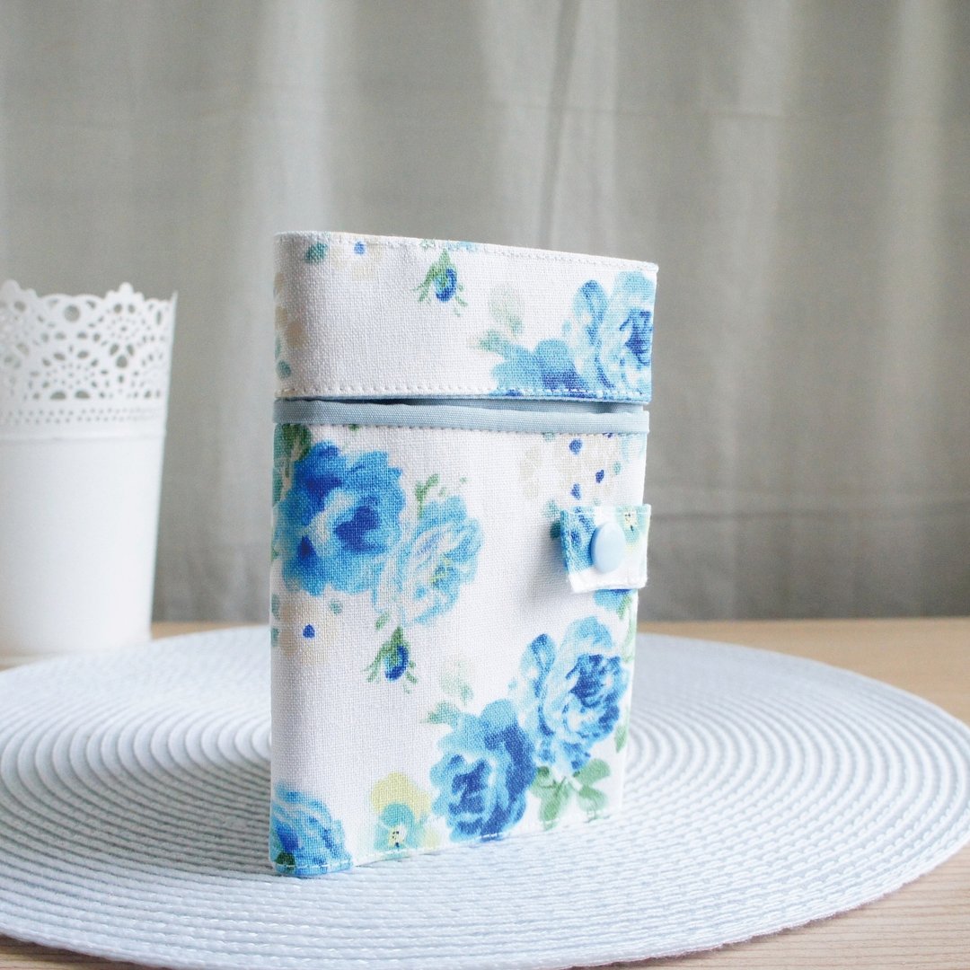 Lovely【日本布】蓝玫瑰滚边护照套、布书套10X14cm、白底 - 护照夹/护照套 - 棉 白色