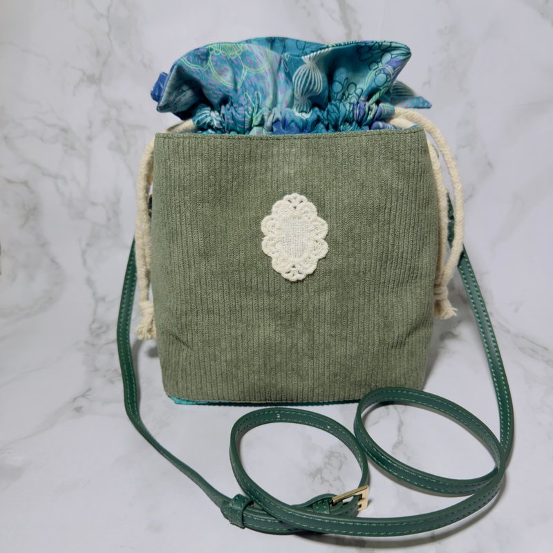 森林系鼠尾草色灯芯绒束口包 x 花卉蕾丝 - 束口袋双肩包 - 棉．麻 蓝色
