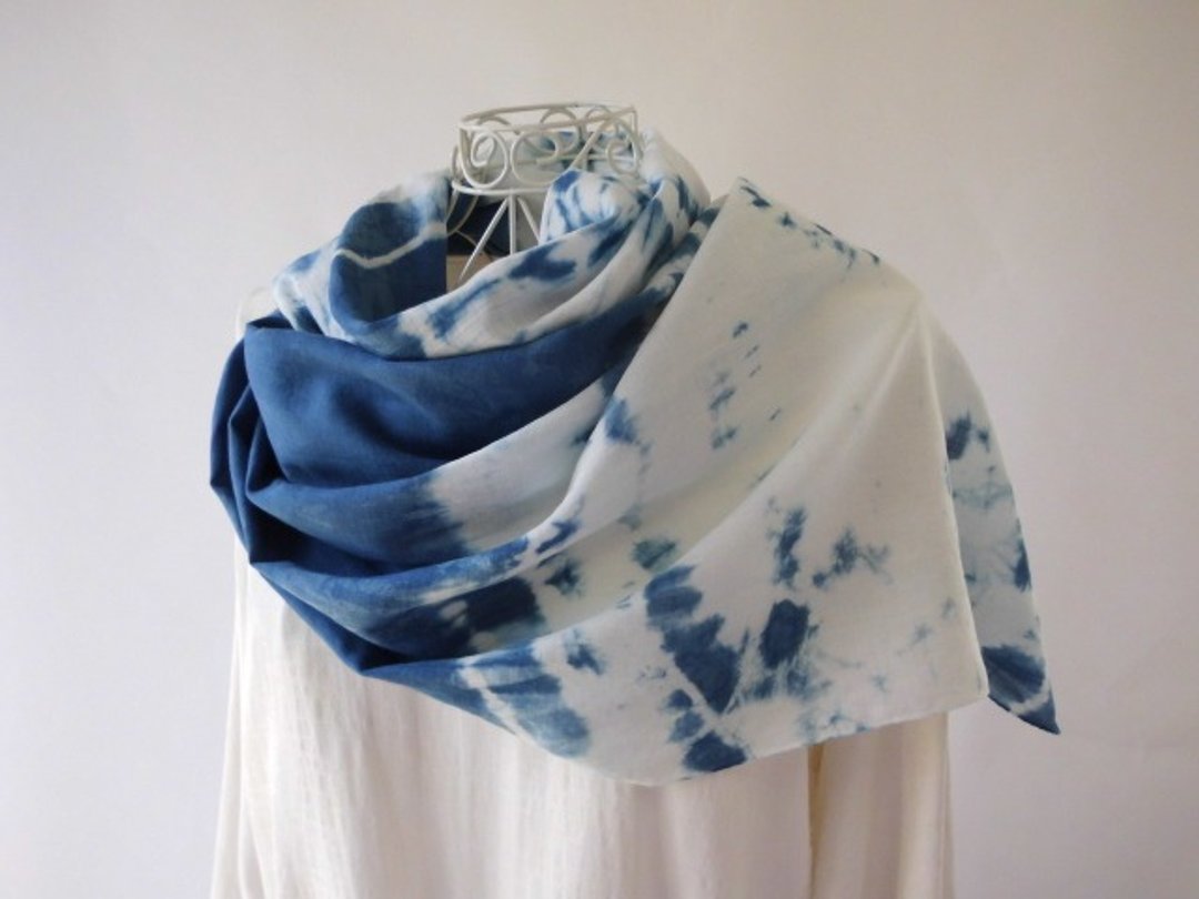 A_ Fireworks, smooth Linen, natural indigo / tie-dye, large-format long stole - 丝巾 - 棉 蓝色