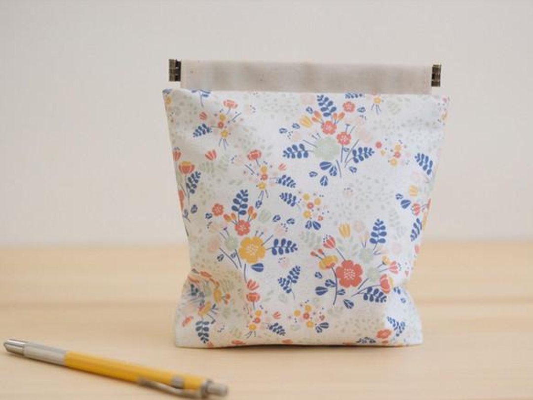 Laminated Fabric Charger case, Cosmetic pouch, Ditty bag, Make-up Case, Travel pouch Waterproof / French flowers - 化妆包/杂物包 - 其他材质 白色
