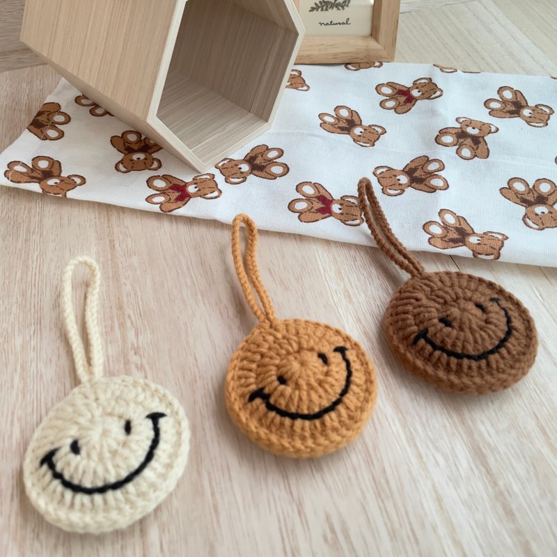 手工毛线编织双面笑脸吊饰 - 钥匙链/钥匙包 - 棉．麻 咖啡色