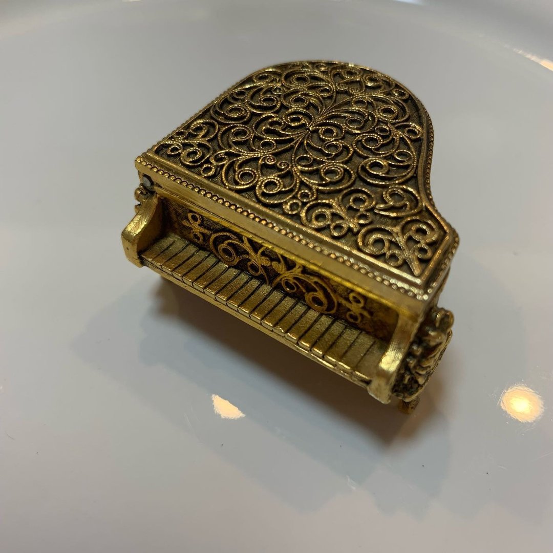 Vintage 金色AVON钢琴古典饰品盒香膏盒 - 其他 - 其他金属 