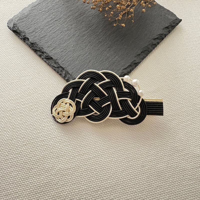 水引 / 黑色 / 松结发夹 / 珍珠点缀气质出众 / 发夹式设计轻松配戴 - 发饰 - 丝．绢 黑色