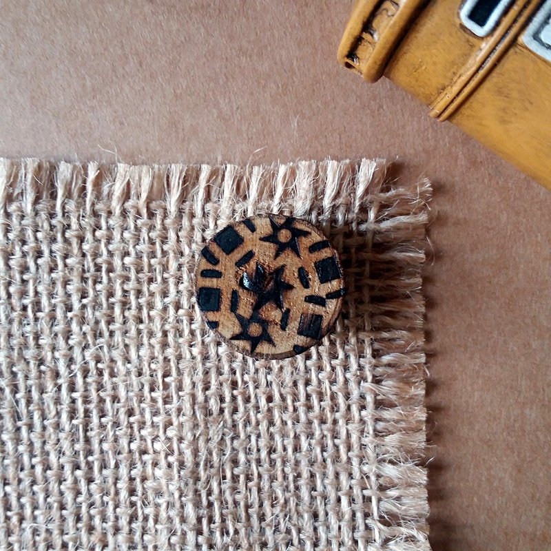 木刻图案别针/胸针 - 胸针 - 木头 咖啡色