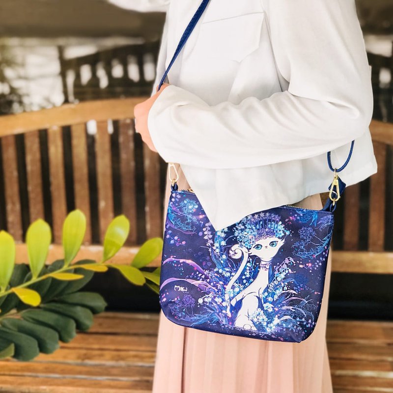 侧背包 | 斜背包 | 防泼水- 铃兰花 • 女王猫 - 侧背包/斜挎包 - 其他材质 蓝色