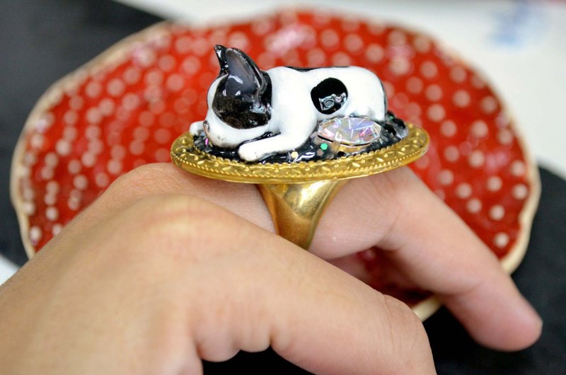 黑白色斗牛梗小狗缀施华洛水晶宝石戒指 - 戒指 - 其他金属 金色