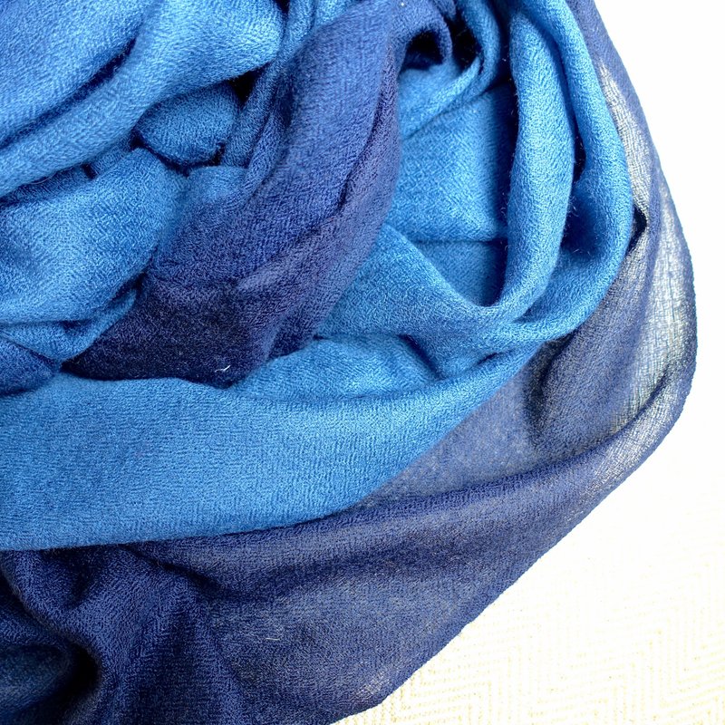 【碧海蓝天】100% Cashmere・钻石织・手染渐层・精品级羊绒披肩 - 围巾/披肩 - 羊毛 蓝色