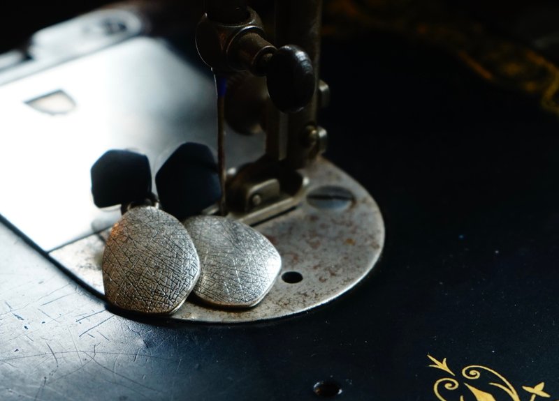 IKITA古着耳钉 - 耳环/耳夹 - 其他材质 银色