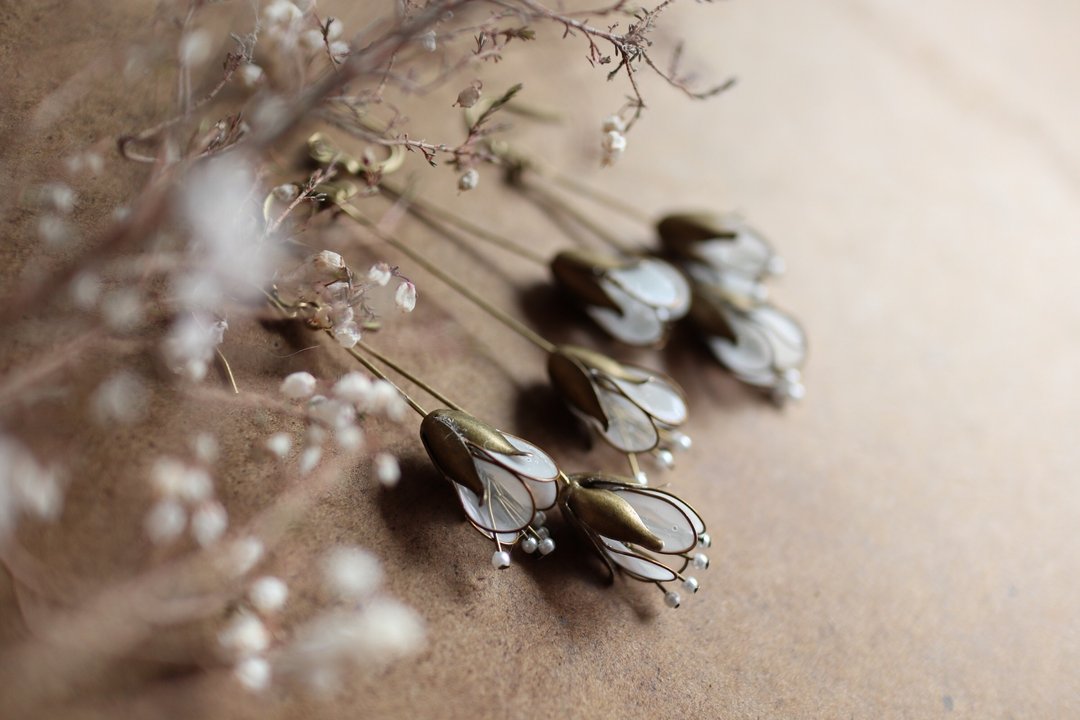 Flower earrings waiting for light White - 耳环/耳夹 - 其他材质 白色