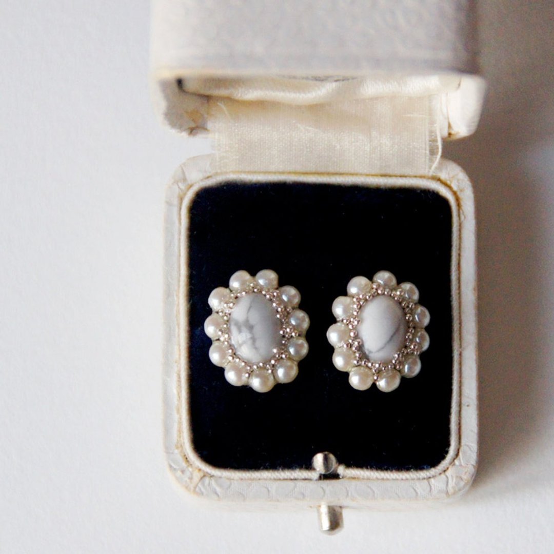 14kgf Howlite and Vintage Pearl Oval Earrings / Brass Earrings - 耳环/耳夹 - 宝石 白色