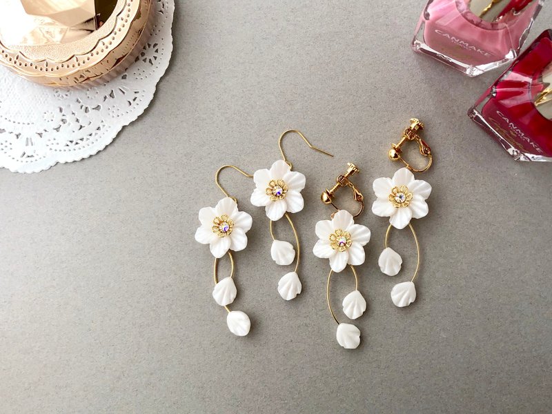 Translucent Sankayou [for metal allergy] - 耳环/耳夹 - 粘土 白色