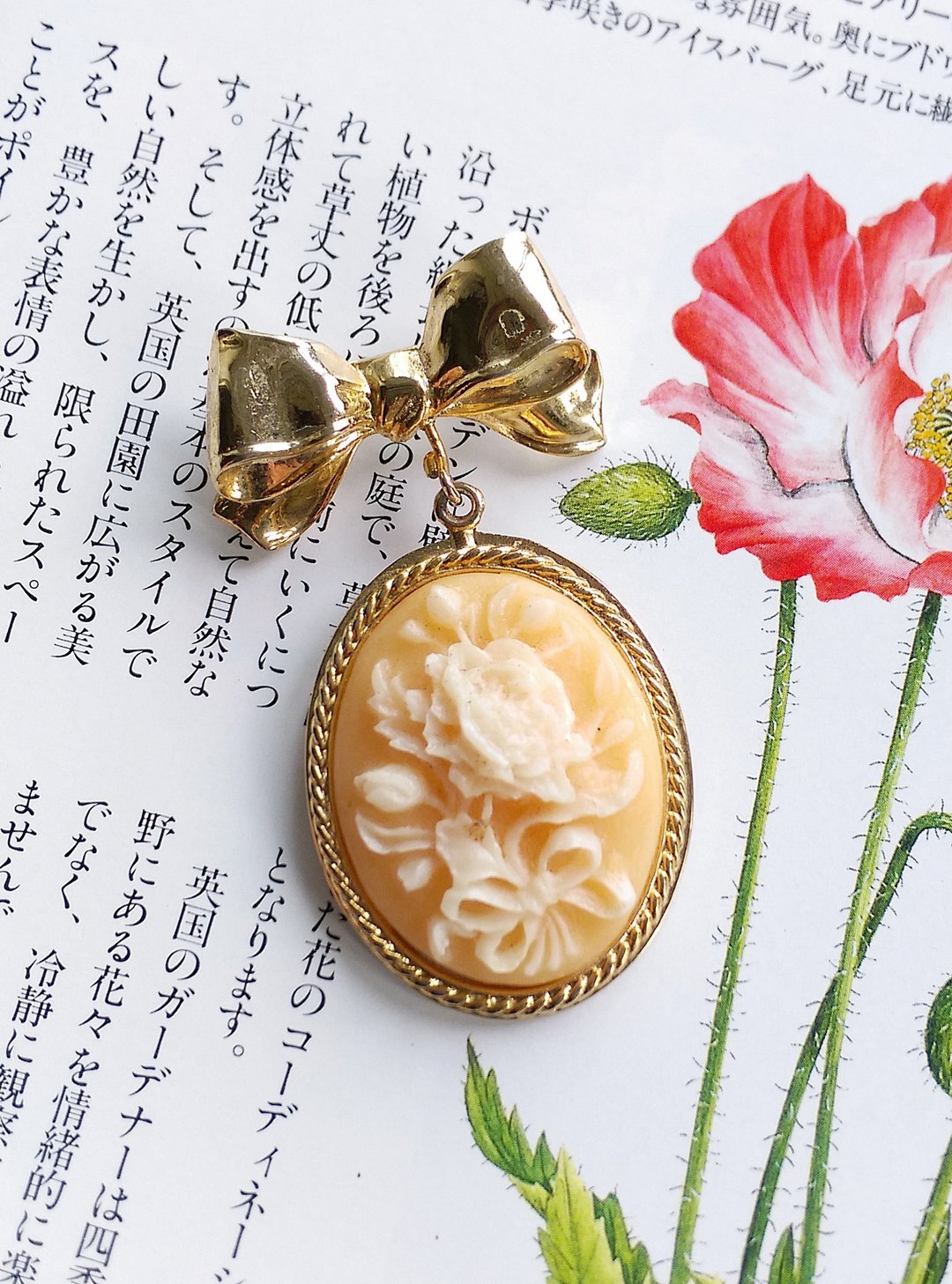 【美国西洋古董饰品】立体 花卉 浮雕 蝴蝶结 优美别针  胸针 - 徽章/别针 - 其他材质 金色