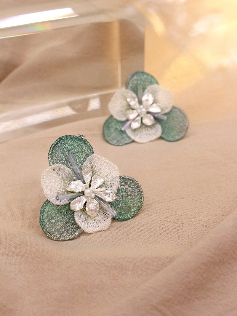 万花名册。MUCHAT手作双色鸢尾花珍珠纯银针耳环 - 耳环/耳夹 - 其他金属 绿色