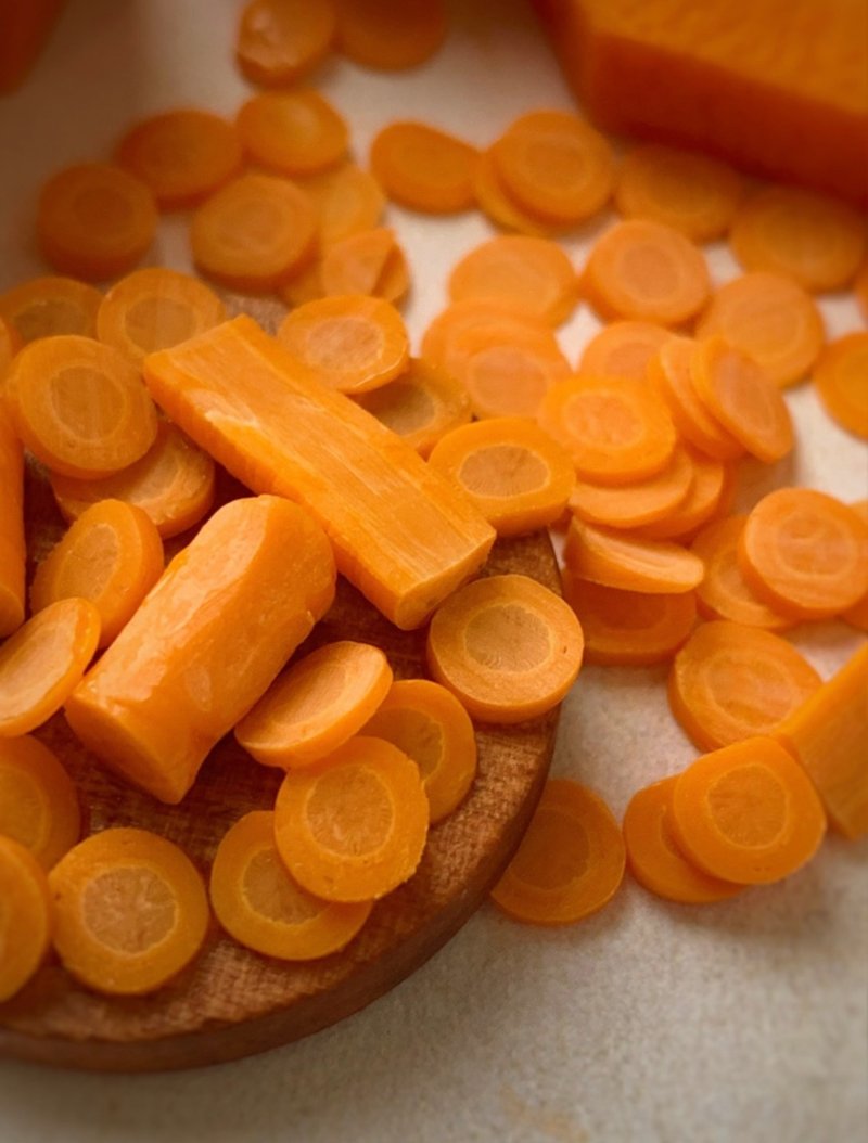 微型胡萝卜手杖。 教程聚合物粘土。 迷你蔬菜。 视频 - 零件/散装材料/工具 - 粘土 