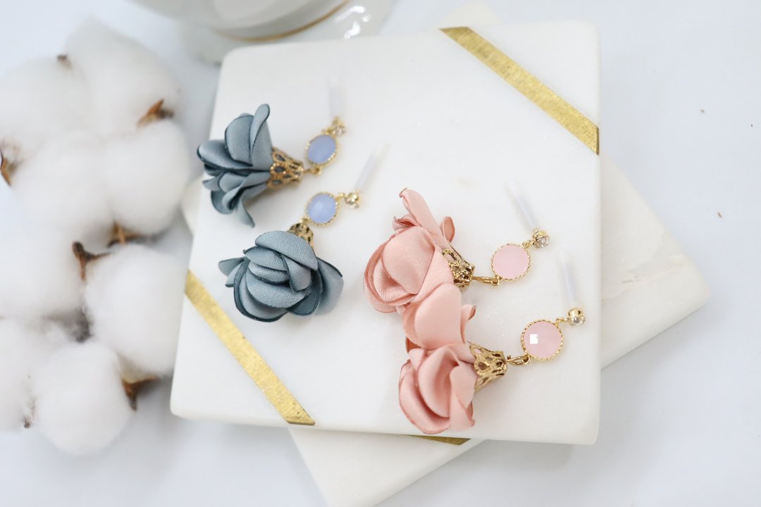 Light Pink / Blue Grey Petal Tassels & Crystals 925 Silver Post Earrings - 耳环/耳夹 - 水晶 