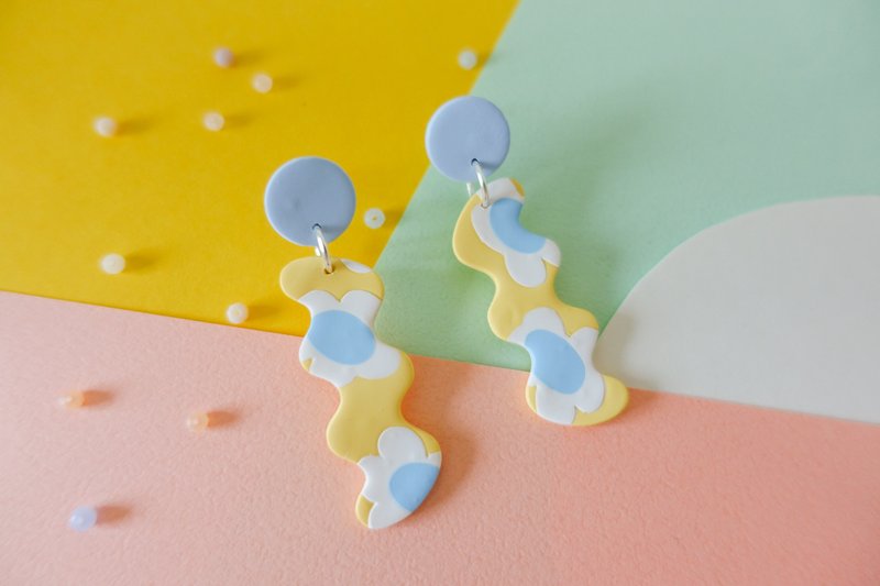 夏日系列 - 胖波浪 黄底白色小花 手工软陶耳环 - 耳环/耳夹 - 陶 多色