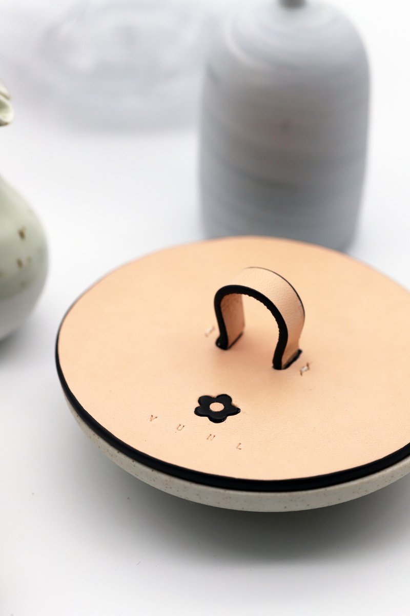 生活系列-小花防落灰皮革杯盖 原色配黑色小花 - 茶具/茶杯 - 真皮 卡其色