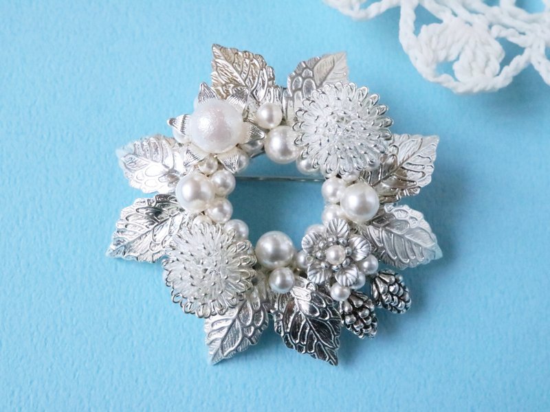 雪之朝 胸针 花朵 乒乓菊 珍珠 白色 叶片 花环 银色 优雅 圣诞 - 胸针 - 玻璃 银色