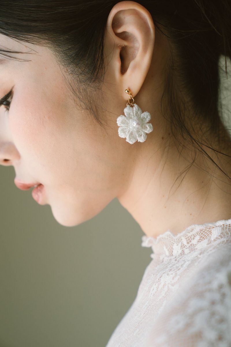 浪漫大花花蕾丝耳环 - 耳环/耳夹 - 其他材质 白色