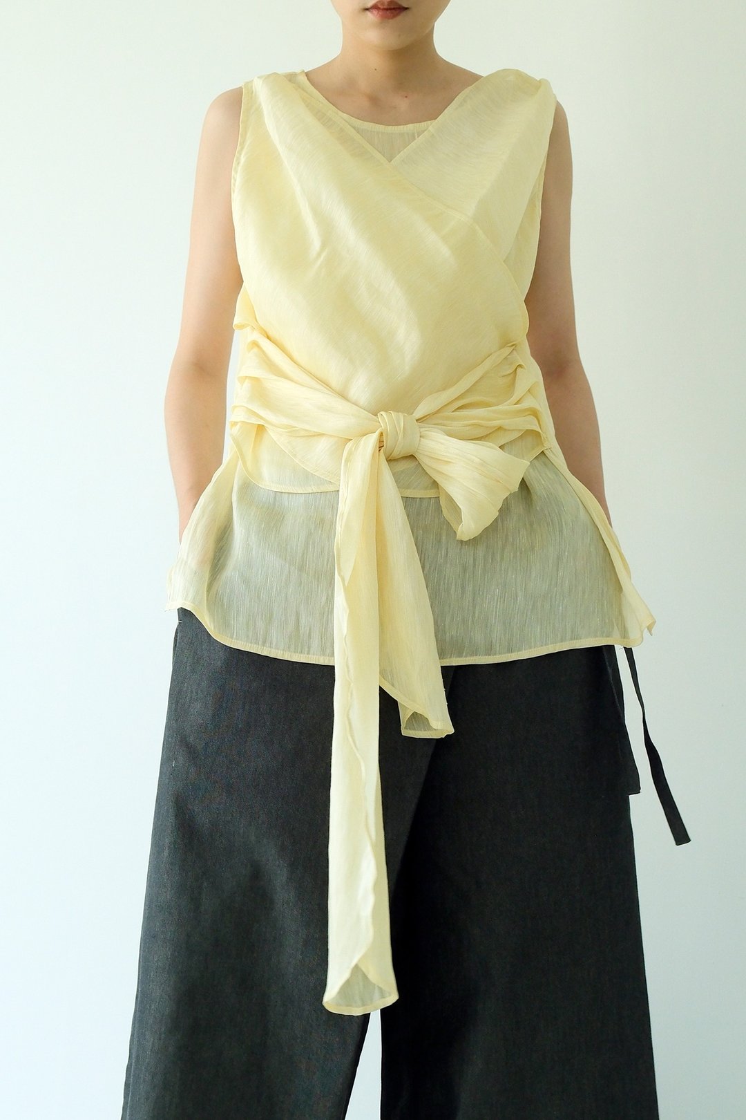 川 衣 WEAR BEING  前后绑带丝质背心  淡黄丝 - 女装背心 - 丝．绢 黄色