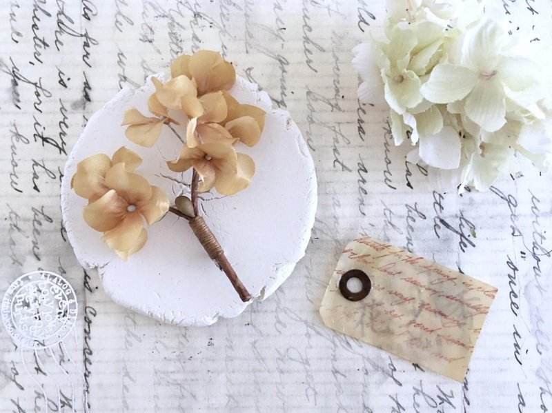 Hydrangea brooch (antique beige) - 胸针 - 聚酯纤维 卡其色