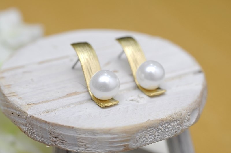 Meowzilla x blessing 金属曲线珍珠耳环-金 - 耳环/耳夹 - 其他金属 金色