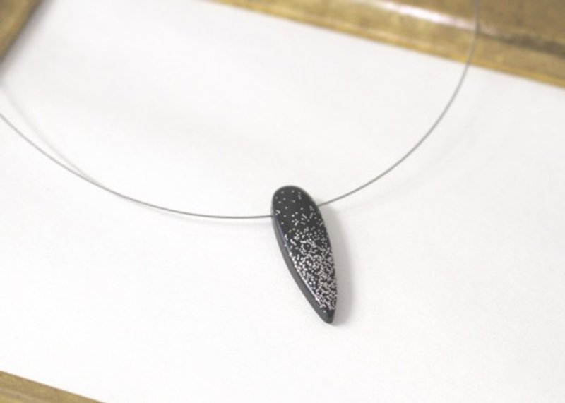 Lacquer sora necklace Silver color - 耳环/耳夹 - 宝石 