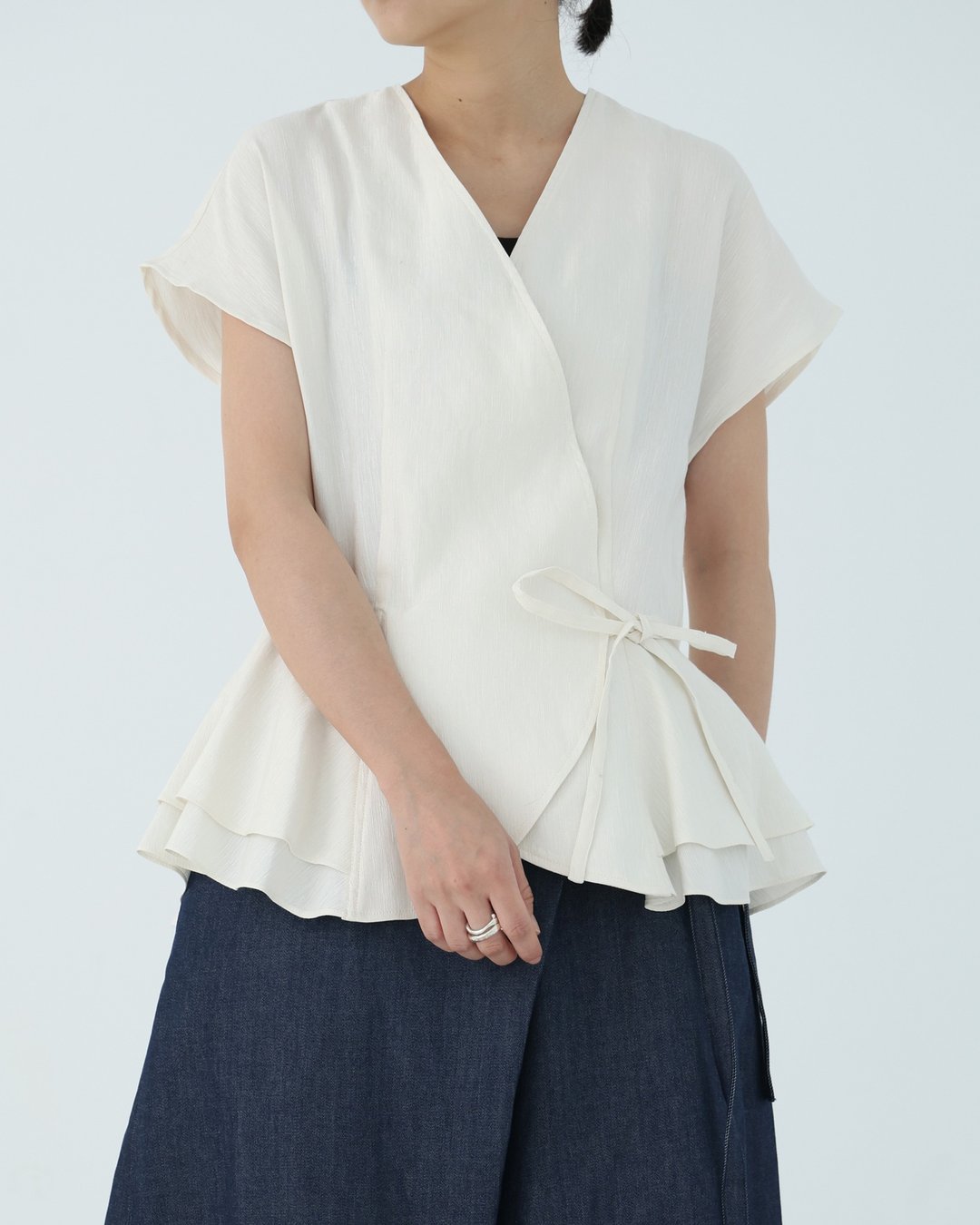 川 衣 WEAR BEING  侧绑带浪型交襟上衣 蚕丝白 - 女装背心 - 丝．绢 白色