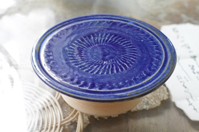 手拉坏宝蓝色刻纹高脚盘/高台/烛台/蛋糕盘 - 蜡烛/烛台 - 陶 蓝色