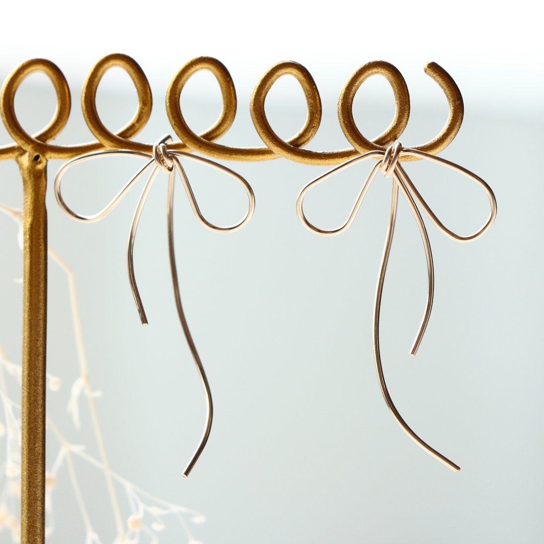 14kgf-simple curve asymmetry ribbon pierced earrings - 耳环/耳夹 - 其他金属 金色